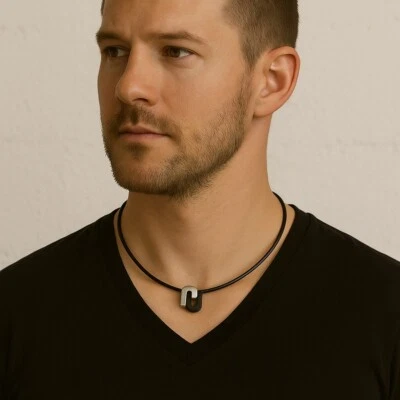 Collar colgante de silicona negro de acero inoxidable en forma de herradura para hombre Foto 1 de 3