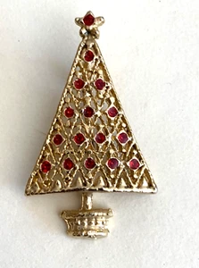 Vintage Christbaum Anstecknadel / Brosche, durchbrochen goldfarben mit rotem CP Emaille Dekor - Bild 1 von 4