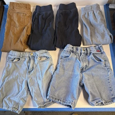 Lote de 6 artículos para niños niños 5T (2) pantalones cortos de mezclilla (3) pantalones de chándal (1) pantalones marrones Foto 1 de 4
