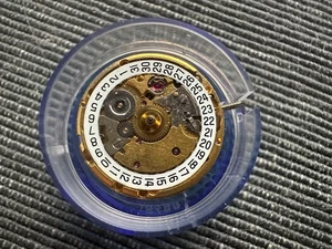 Movimiento Original ETA 2671 NUEVO Amarillo Completo NIA 25 Joyas - Imagen 1 de 10