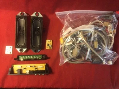 Piezas pequeñas, cables y altavoces RCA L32HD31YX12 Foto 1 de 4