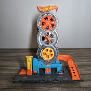 Hot Wheels Toy Car Track Set City Super Twist Tire Shop with 1:64 Scale Car - Picture 1 of 7
