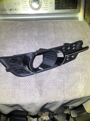 95980706 Bisel antiniebla del lado del conductor delantero genuino GM (2011-2014 Chevrolet Cruze) Foto 1 de 4