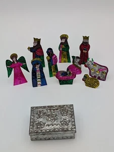 Belén mexicano vintage de metal estaño conjunto de Navidad con caja de lata de almacenamiento - Imagen 1 de 16