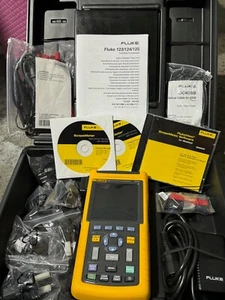 Fluke 123 Industrial Scopemeter 20MHz with case and accessories - Picture 1 of 14