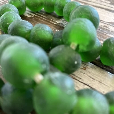 Cuentas de vidrio africanas importadas verde medio Foto 1 de 3