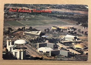 UNUSED POSTCARD - ORAL ROBERTS UNIVERSITY, TULSA, OKLAHOMA - CREASES - Picture 1 of 2