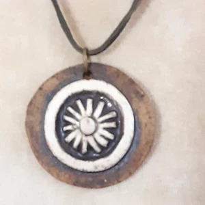 Collar con cordón colgante Sunburst de arcilla polimérica tonos naturales artesanal de 1,5" - Imagen 1 de 2