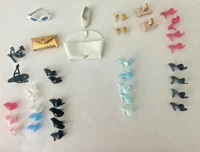 Lote de zapatos Barbie vintage, carteras, gafas de sol-rojo/negro/mostaza/dorado cuña/azul pompón Foto 1 de 4