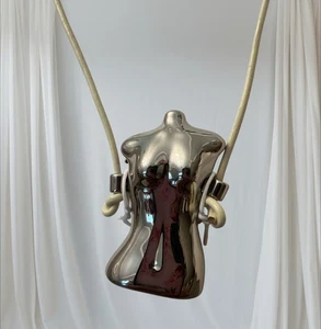 Maniquí largo sin níquel con dije de busto de torso de Zara colgante - Imagen 1 de 2