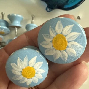 Wooden Hand Painted Floral Drawer Knobs Set Of 22 - Bild 1 von 5