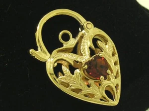 K041 - Genuino Sólido 9 quilates ORO Natural Granate CORAZÓN Cierre Colgante Cerradura - Imagen 1 de 5
