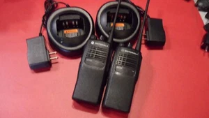 2 X MOTOROLA HT750 UHF 450-512 MHz 4w 4CH Two Way Radios AAH25SDC9AA2AN w/Batt - Picture 1 of 8