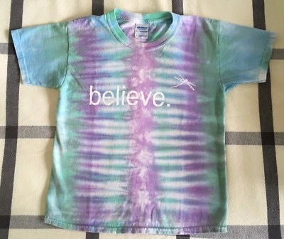 Camiseta Gildan "Believe" Libélula Púrpura Verde Azul Tye Dye Juvenil Talla Pequeña Foto 1 de 3