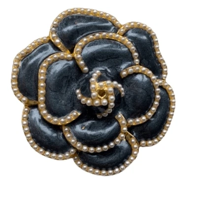 Pin de solapa de camelia en esmalte negro con perlas de imitación y tono dorado - Broche Foto 1 de 4