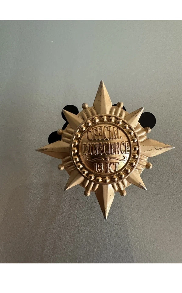 Disney Park Official Conscience 18kt Jiminy Crickets Pin Exclusive Limited ￼ - Image 1 of 4