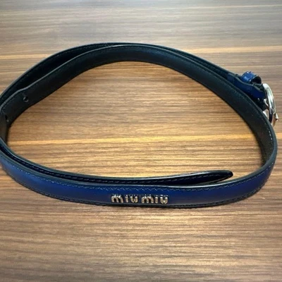 Auténtico cinturón de charol azul marino MIU MIU 78-88 cm/31-35 pulgadas bien... - Imagen 1 de 4