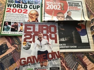 Konvolut EM 2004 & WM 2002 Fußball Memorabilia Pull Outs Charts Buch - Bild 1 von 14