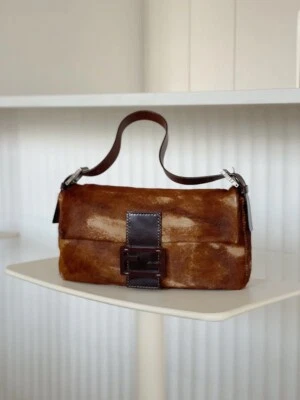 Bolso baguette FENDI vintage de cuero con adornos de pelo de caballo Foto 1 de 3