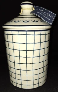 ANTHROPOLOGIE MARK D. SIKES avec ÉTIQUETTE BIDON PLAID BLEU & BLANC 7" POTERIE CÉRAMIQUE - Photo 1/9