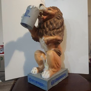 De colección Lowenbrau Munchen Cerveza León Sediento Bar Estatua Figura Alemania con Stein - Imagen 1 de 7