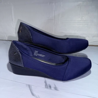 LONDON FOG wedge heel shoe Dark Blue snakeskin-textured size 8.5 M - Image 1 of 4