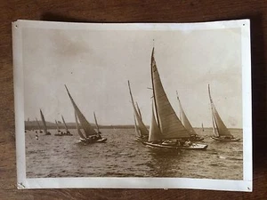 P3/ PHOTOGRAPHIE de PRESSE ARGENTIQUE "LA COURSE DES VOILIERS" - MARINE BATEAUX - Imagen 1 de 3