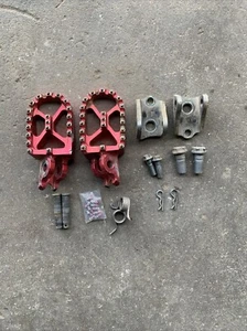 AIRTIME CNC FOOT PEGS HONDA CR125 CR250 CRF150R CRF250R CRF450R CRF250X 450X RED - Picture 1 of 8