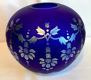 Fenton Limited Edition satin Favrene sand carved sunflower vase 247/600 - Picture 1 of 5