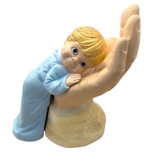 Decoración de cerámica pintada a mano vintage 1977 adorable niño apoyado en la mano de Dios - Imagen 1 de 19
