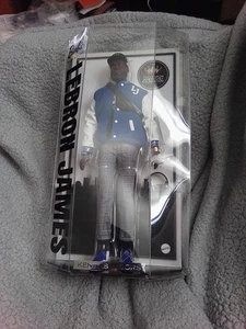 Barbie Signature LeBron James Kenbassadors Puppe Sammlerstück mit Collegejacke - Bild 1 von 3