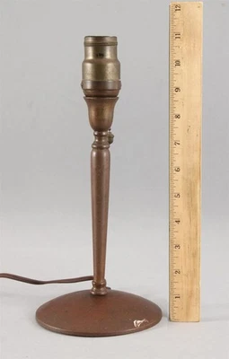 Antigua base de lámpara de mesa de bronce artesanal, enchufe HUBBELL y cadena de tracción de bellota Foto 1 de 4