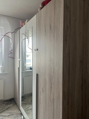 Großer 4 Türen Schrank mit Eine Große Spiegel Glas Und Innen Sehr Viel Platz - Bild 1 von 4