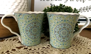 222 Fifth Lyria 2 Tassen Kaffeetassen 10 Unzen Elegante gewellte Borte türkis & blau - Bild 1 von 5