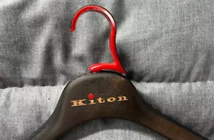 "Percha de traje KITON NAPOLI madera teñida y fibra de carbono de 18"" hecha en Italia" - Imagen 1 de 8
