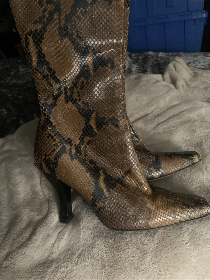 Botas altas vintage de cuero de serpiente Charles David 8 1/2 hechas en España años 90 Foto 1 de 4