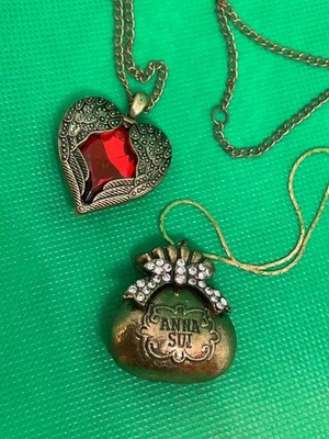 2 piezas ANNA SUI Bronce Bolsa de Dinero Bolsa Colgante Collar Alas de Ángel Cristal Corazón  Foto 1 de 4