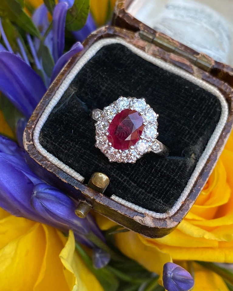 Anillo de platino estilo victoriano con racimo de diamantes y rubíes 0,90 quilates + 1,95 quilates Foto 1 de 1