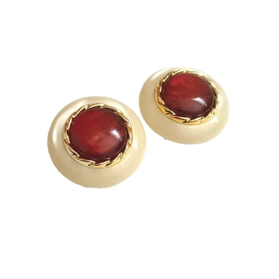 Винтажные акриловые круглые белые и золотые серьги-пуговицы с центральными заклепками из ржавчины - Изображение 1 из 4