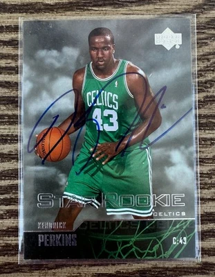 Tarjeta de novato automática firmada por Kendrick Perkins Upper Deck #327 2003 Boston Celtics Foto 1 de 2