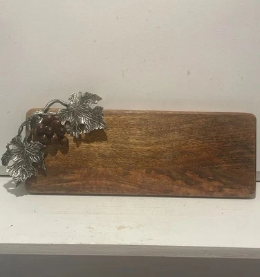 Tabla de cortar cápsulas y hojas de uva de metal Mud Pie Foto 1 de 4