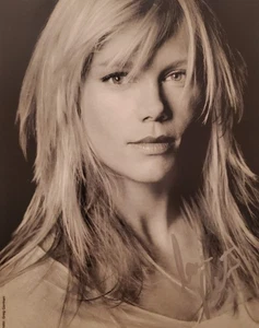 Peta Wilson La Femme Nikita Series Original Signed 8X10 Photo #2 - Picture 1 of 1