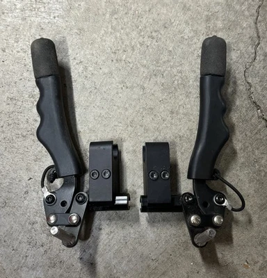 Par de frenos de mano Quickie 2 manuales para silla de ruedas empujar para bloquear con soportes Foto 1 de 4