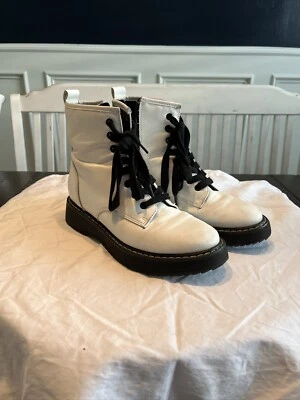 Botas de combate femininas Madden Girl "Kurrt" brancas e pretas tamanho: 6 M - Imagem 1 de 2