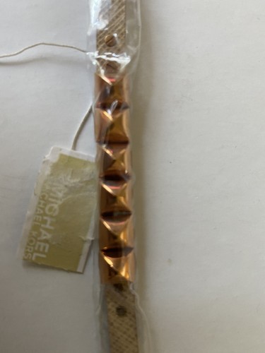 Bracciale MICHAEL KORS pelle beige con fibbia a perno piramide tono oro rosa nuovo