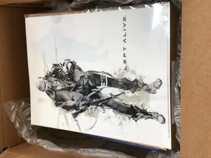 Left Alive Mech Edition (Playstation 4, 2019) PS4 Actionfigur Artbook in der Hand - Bild 1 von 7