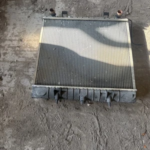 RANGE ROVER P38 2.5 Auto Radiator - Picture 1 of 2