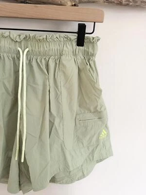 Shorts esportivos Adidas tamanho XS tecido utilitário verde leve - Imagem 1 de 4