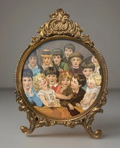 "Marco de fotos de escritorio victoriano redondo de latón vintage de 6"" con impresión litográfica" - Imagen 1 de 9