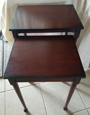 Bombay 1998 Nesting Stacking End Accent Mesas Laterais Madeira Mogno Conjunto de 2 - Imagem 1 de 4